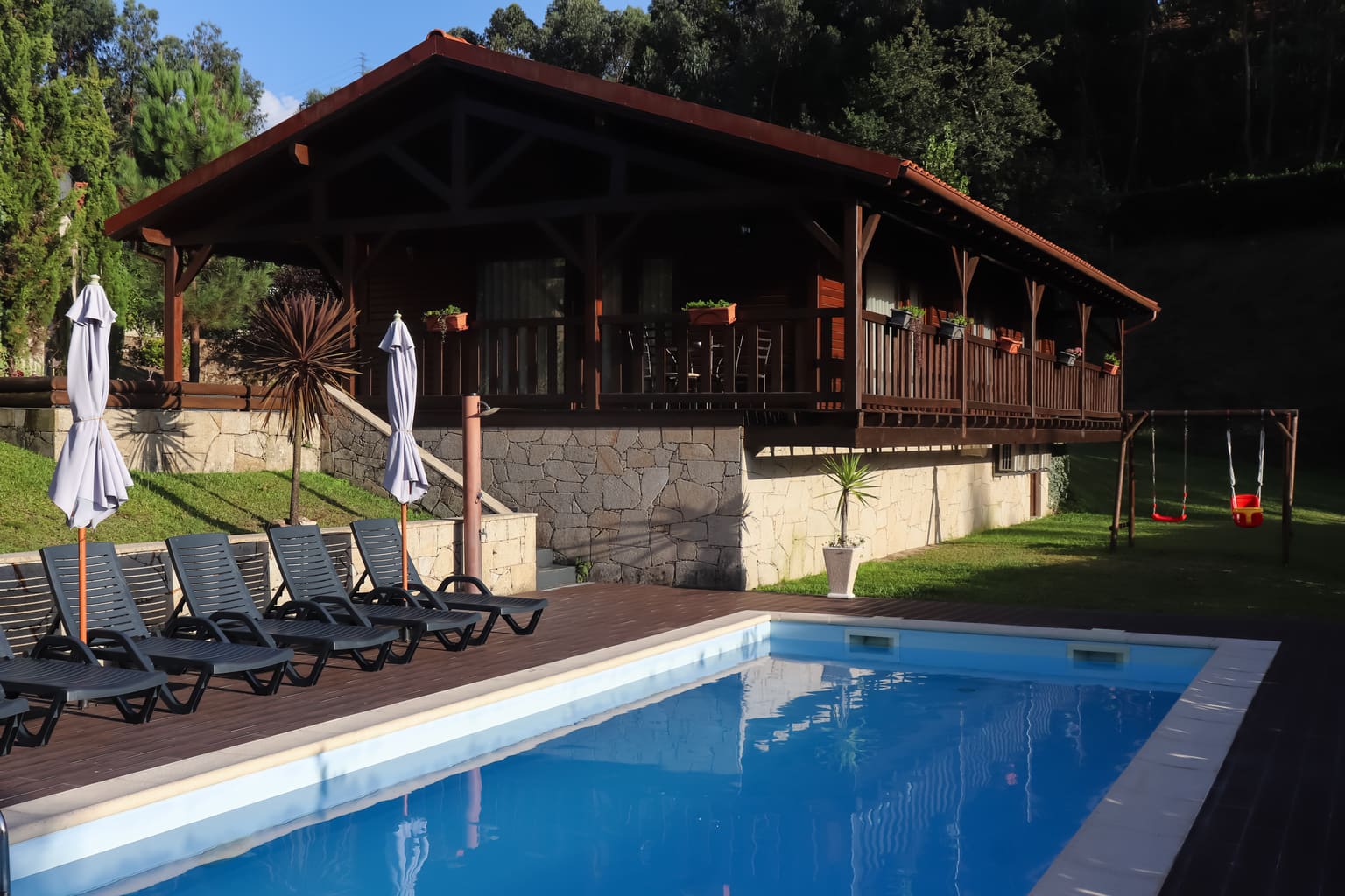 Casa das Mimosas: chalé de madeira com alpendre e piscina