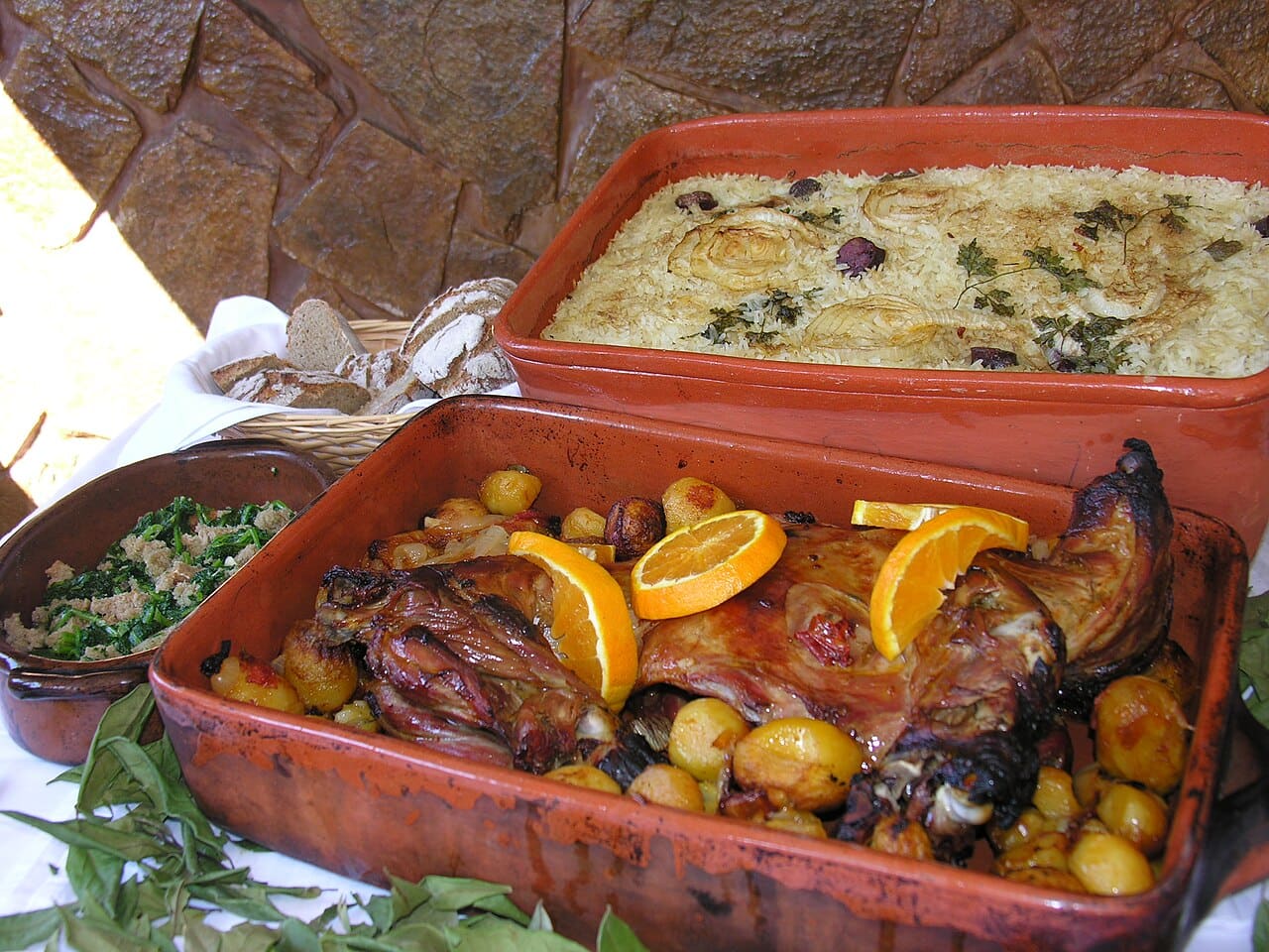 Cabrito assado no forno com batatas, arroz de forno e broa