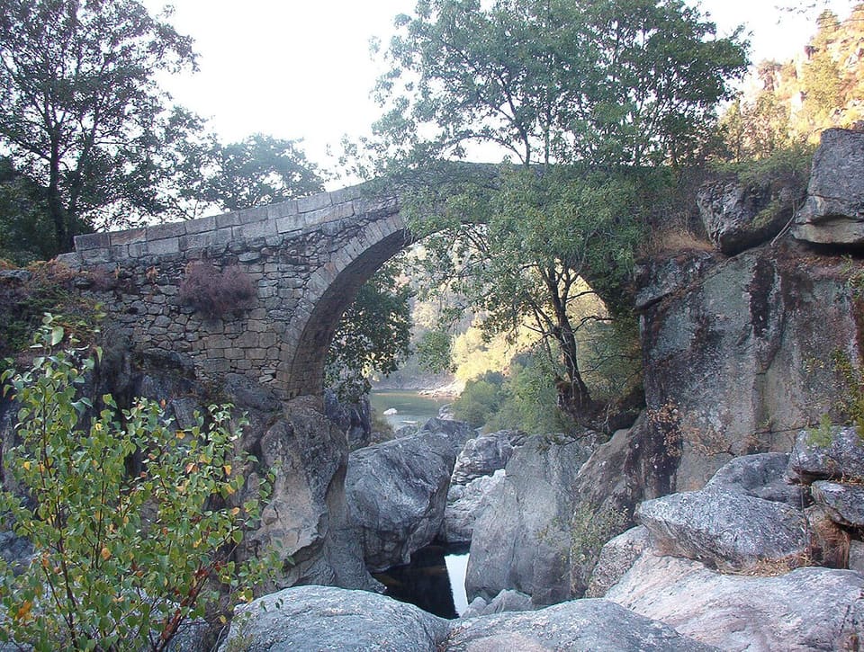 Ponte da Misarela, ponte medieval em arco de pedra sobre o rio