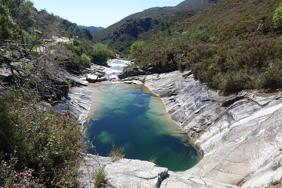 Lagoa de água verde entre lajes de granito nas Sete Lagoas (Xertelo)